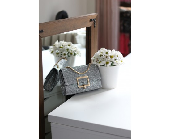 Simli Platin Kare Tokalı Zincirli Omuz Çantası Simli Platin Kare Tokalı Zincirli Omuz Çantası