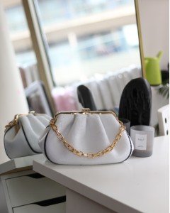 Kadın Beyaz Kırçıllı Peluş Bohça Formlu Zincir Detaylı Çanta