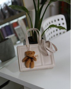 Kadın Krem Çizgi Detaylı Ayıcık Maskotlu El Omuz Çantası