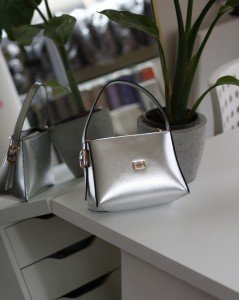  Kadın Silver Parlak Dokulu Tutma Saplı El Omuz Çantası