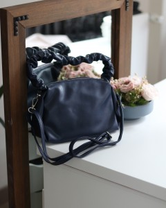  Kadın Lacivert Büzgü Saplı Yumuşak Askılı Omuz Çantası 