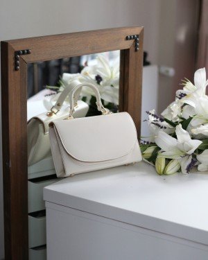 Kadın Krem Oval Kapak Detaylı Askılı Omuz Çantası Kadın Krem Oval Kapak Detaylı Askılı Omuz Çantası