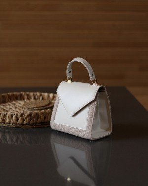 Kadın Krem Peluş Kapak Detaylı El ve Omuz Çantası Kadın Krem Peluş Kapak Detaylı El ve Omuz Çantası