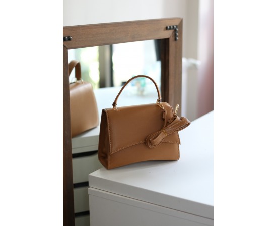 Kadın Karamel Geniş Kapak Detaylı Omuz Çantası Kadın Karamel Geniş Kapak Detaylı Omuz Çantası