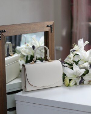 Kadın Krem Oval Kapak Detaylı Askılı Omuz Çantası