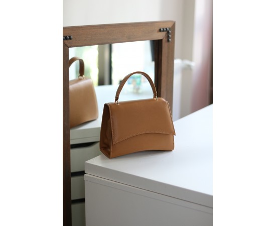 Kadın Karamel Geniş Kapak Detaylı Omuz Çantası Kadın Karamel Geniş Kapak Detaylı Omuz Çantası