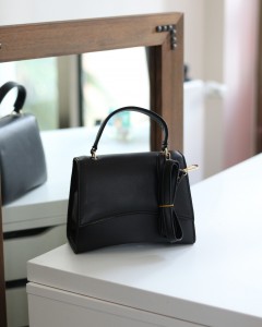 Kadın Siyah Geniş Kapak Detaylı Omuz Çantası