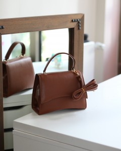 Kadın Taba Geniş Kapak Detaylı Omuz Çantası Kadın Taba Geniş Kapak Detaylı Omuz Çantası