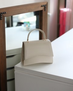 Kadın Krem Geniş Kapak Detaylı Omuz Çantası