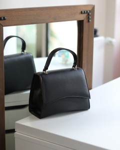 Kadın Siyah Geniş Kapak Detaylı Omuz Çantası