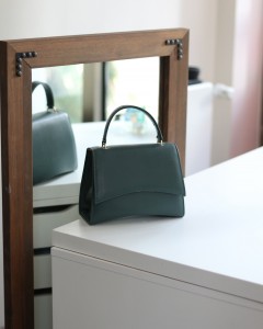 Kadın Haki Geniş Kapak Detaylı Omuz Çantası