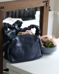  Kadın Lacivert Büzgü Saplı Yumuşak Askılı Omuz Çantası 