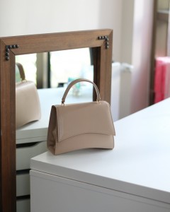 Kadın Bej Geniş Kapak Detaylı Omuz Çantası