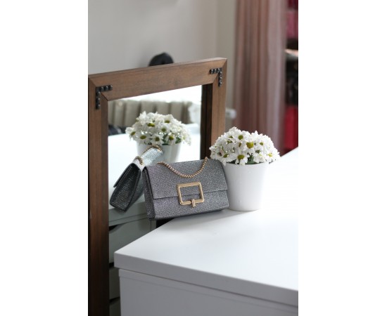 Simli Platin Kare Tokalı Zincirli Omuz Çantası Simli Platin Kare Tokalı Zincirli Omuz Çantası