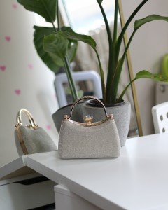 Kadın Gold Simli Taşlı Tutma Kulplu Üçgen Taş Klips Abiye El Çantası