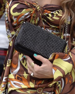 Kadın Siyah Taş İsleme Kapaklı Omuz Çantası 