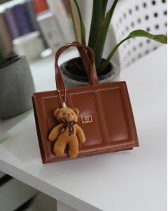  Kadın Taba Çizgi Detaylı Ayıcık Maskotlu El Omuz Çantası