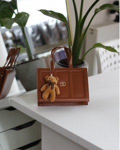  Kadın Taba Çizgi Detaylı Ayıcık Maskotlu El Omuz Çantası