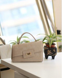 Kadın Bej Yamuk Form Gold Toka Detaylı Omuz Çantası