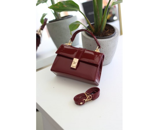 Kadın Bordo Rugan Toka Detaylı Zincirli El Omuz Çantası Kadın Bordo Rugan Toka Detaylı Zincirli El Omuz Çantası