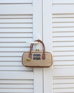 Kadın Camel Hasır Doku Çift Kulp Maskotlu Omuz Çantası