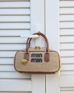 Kadın Camel Hasır Doku Çift Kulp Maskotlu Omuz Çantası