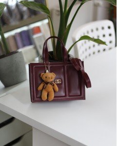 Kadın Bordo Çizgi Detaylı Ayıcık Maskotlu El Omuz Çantası