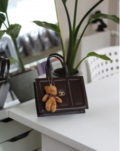 Kadın Acı Kahve Çizgi Detaylı Ayıcık Maskotlu El Omuz Çantası