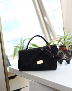 Kadın Siyah Yamuk Form Gold Toka Detaylı Omuz Çantası Kadın Siyah Yamuk Form Gold Toka Detaylı Omuz Çantası