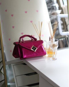 Kadın Fuşya Parlak Dokulu Siyah Kare Gold Aksesuar Detaylı Abiye Çanta Kadın Fuşya Parlak Dokulu Siyah Kare Gold Aksesuar Detaylı Abiye Çanta