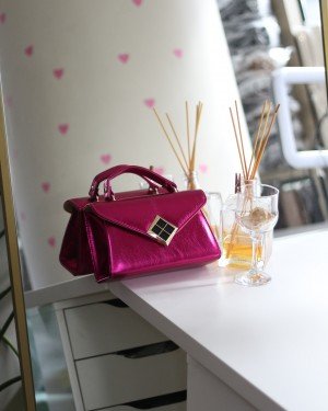 Kadın Fuşya Parlak Dokulu Siyah Kare Gold Aksesuar Detaylı Abiye Çanta