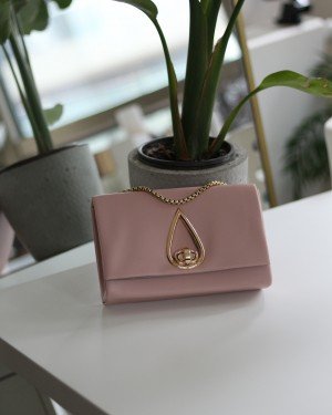 Kadın Pudra Damla Aksesuarlı Omuz Çantası Kadın Pudra Damla Aksesuarlı Omuz Çantası