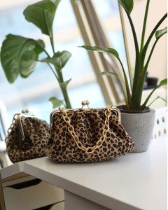 Kadın Leopar Bohça Formlu Zincir Detaylı Çanta